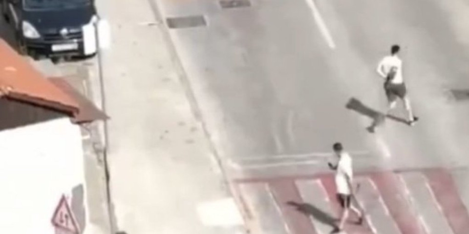 Huligan koji se tukao u Splitu pobegao policiji sa lisicama na rukama! (VIDEO)