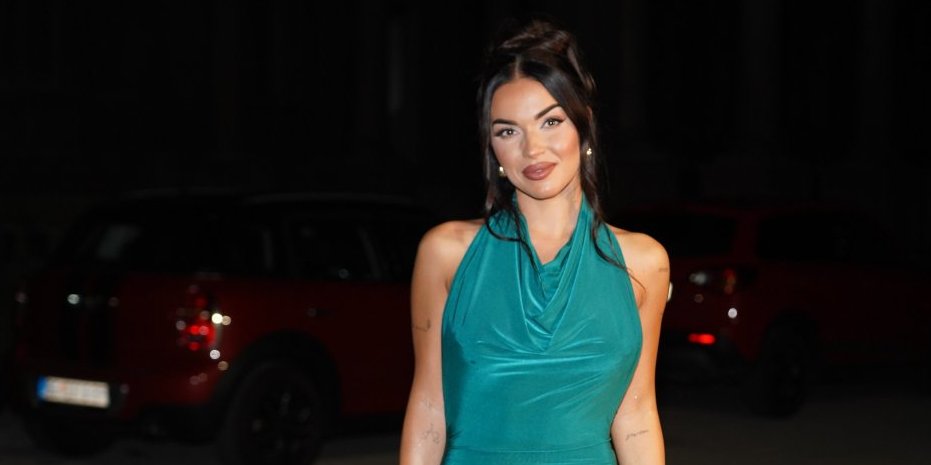 (FOTO) Džehva samo u brusu izašla na ulicu: Minijaturna tkanina jedva prekrila silikone