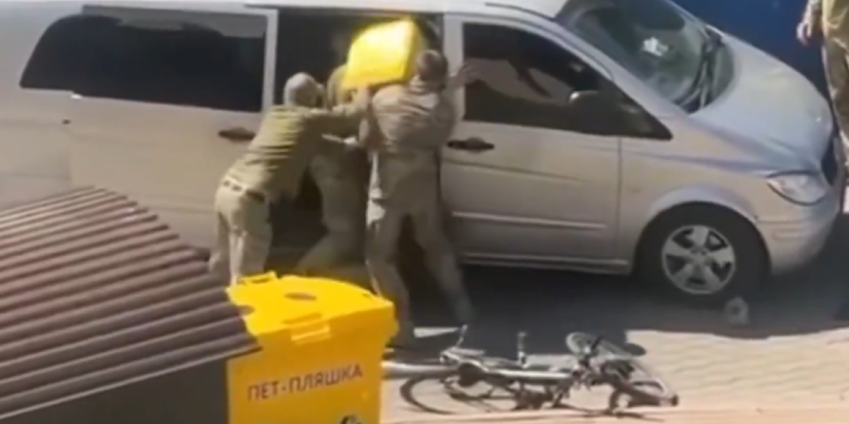 Zastrašujući snimak šokirao svet! Kijev brutalno otima sopstvene građane: Kurira nasilno uhapsili nasred ulice, evo gde su ga odveli! (VIDEO)