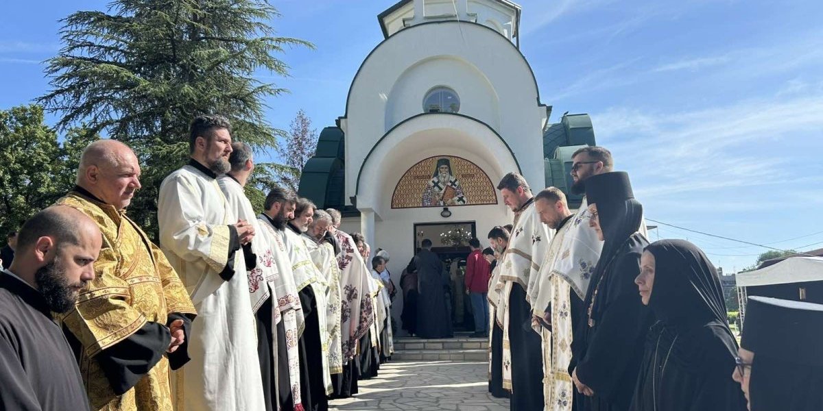 Za spas tela u bolnicu, za spas duše u crkvu! U kragujevačkom UKC osveštan hram Svetog Nektarija Eginskog (FOTO)