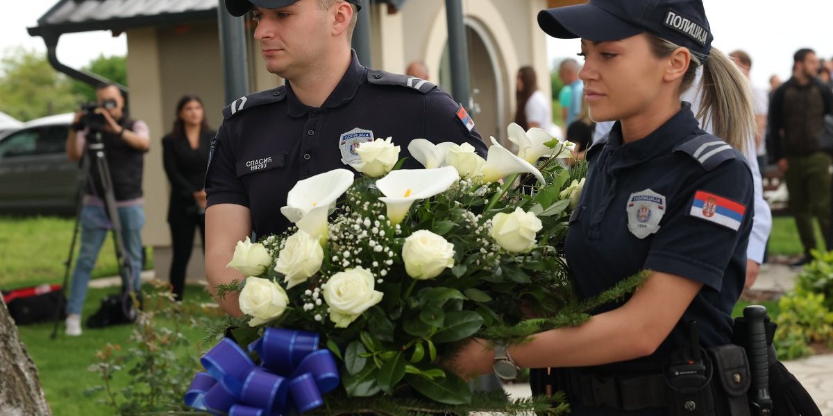 Pripadnici policije položili venac