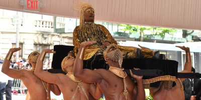 Met Gala 2025 samo što nije, a prvi ponedeljak u maju ponovo će zablistati u znaku mode, ekscentričnosti i crvenog tepiha u Metropoliten muzeju u Njujorku.  I dok očekujemo najluđa izdanja prisetimo se onih koji su ranijih godina privlačili pažnju svojom ekscentričnošću.