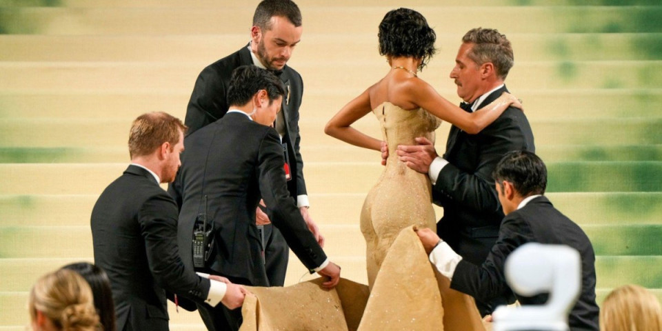 Pojavila se u haljini od peska! Najupečatljivije izdanje Met Gale ikada - čitav tim ljudi borio se sa neobičnom kreacijom (FOTO)