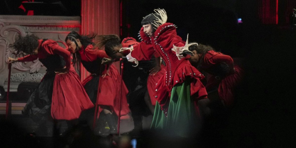 (FOTO) Ispod haljine su bili ljudi! Lejdi Gaga šokirala svet nastupom i zapalila mreže