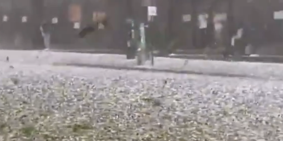 Nezapamćeno nevreme pogodilo evropsku prestonicu! Grad veličine oraha izlupao automobile, pao i sneg! (FOTO/VIDEO)