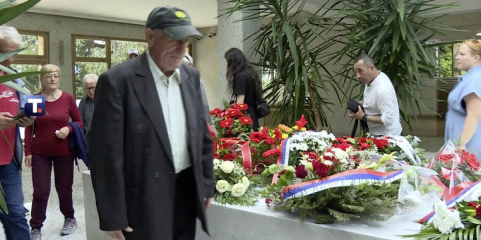 Puna Kuća cveća u Beogradu! Odaju počast drugu Titu! Prošlo je 45 godina od njegove smrti (VIDEO)
