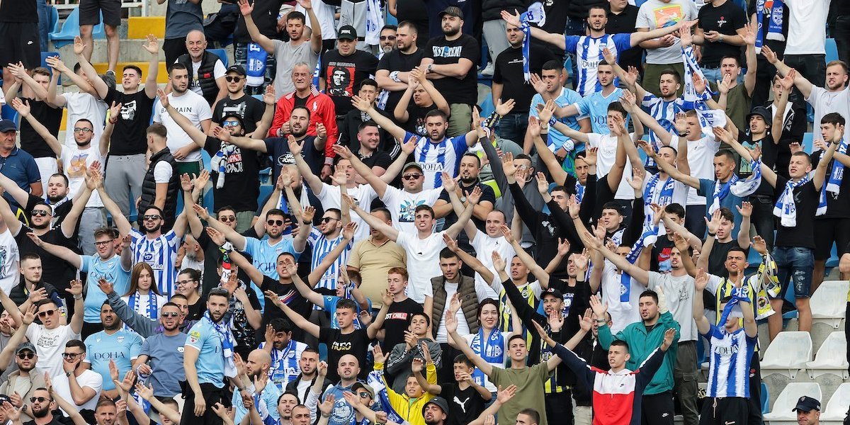 Sram vas bilo! Pazarci zviždali tokom minuta ćutanja za žrtve masakra u Ribnikaru, Duboni i Malom Orašju!