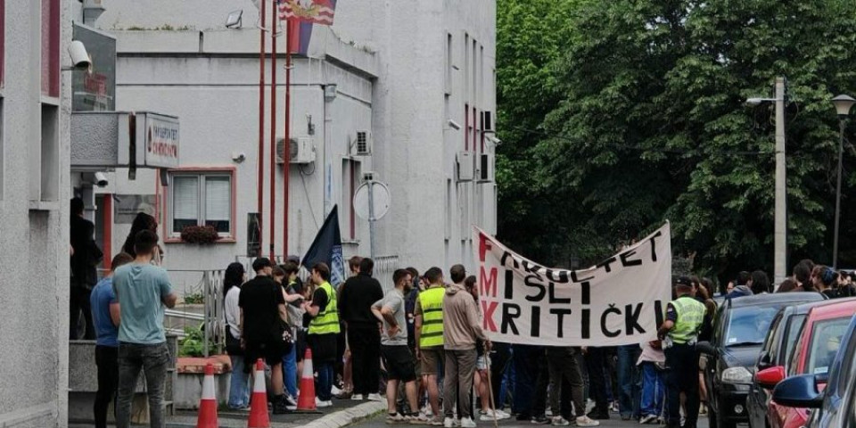 Obistinilo se pisanje Informera! Foteljaši blokiraju Singidunum, evo koliko ih se skupilo!