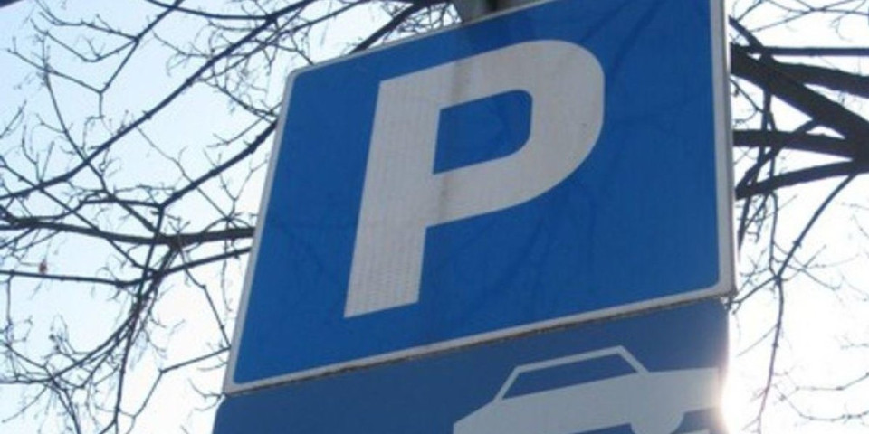 Ovde nećeš proći! Stanari prinuđeni da ovako čuvaju parking mesto!