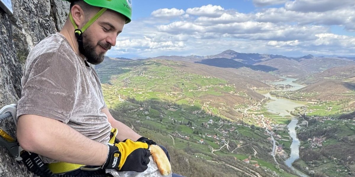 Nova atrakcija u Srbiji! Čik sedi ovde pa doručkuj! (VIDEO)