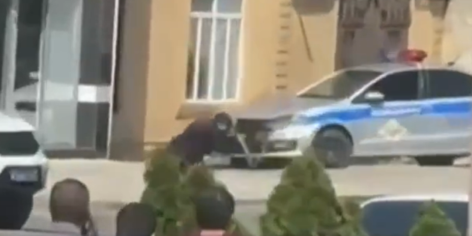 Drama u Rusiji! Pucnjava na ulici usred bela dana! Ubili tri policajca, jedan napadač eliminisan! (VIDEO)