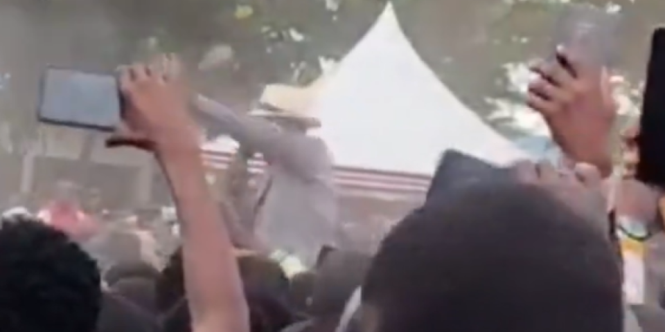 Skandal u Africi! Na ovog predsednika bačena cipela dok je držao govor! (VIDEO)