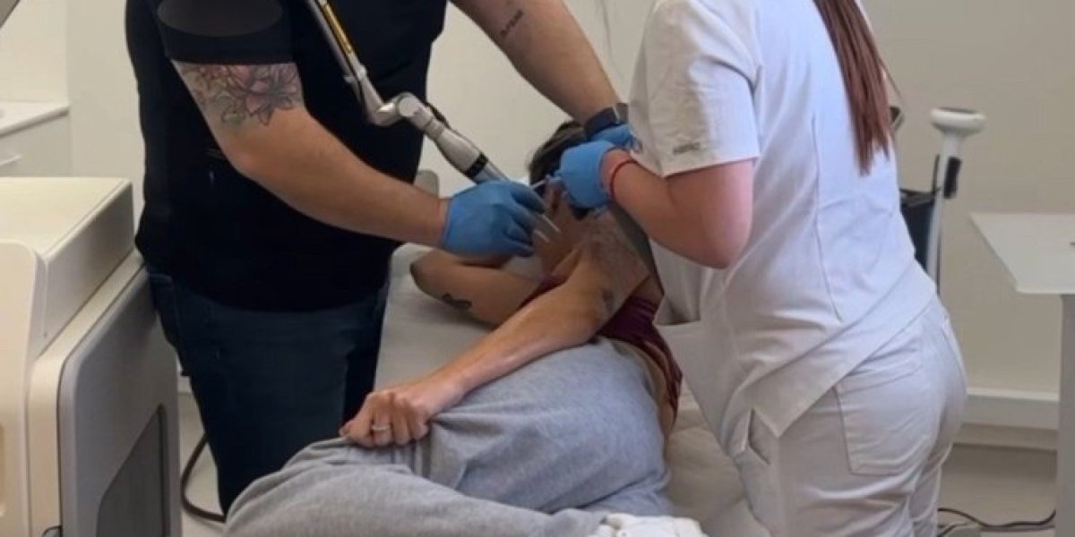 Pevačica uklanja sve tetovaže! Breskvica u bolovima dok joj brišu cveće sa ramena i vrata
