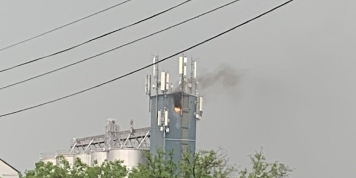 Puklo nebo iznad Batajnice! Grom opalio u mlin, gori silos! (VIDEO)