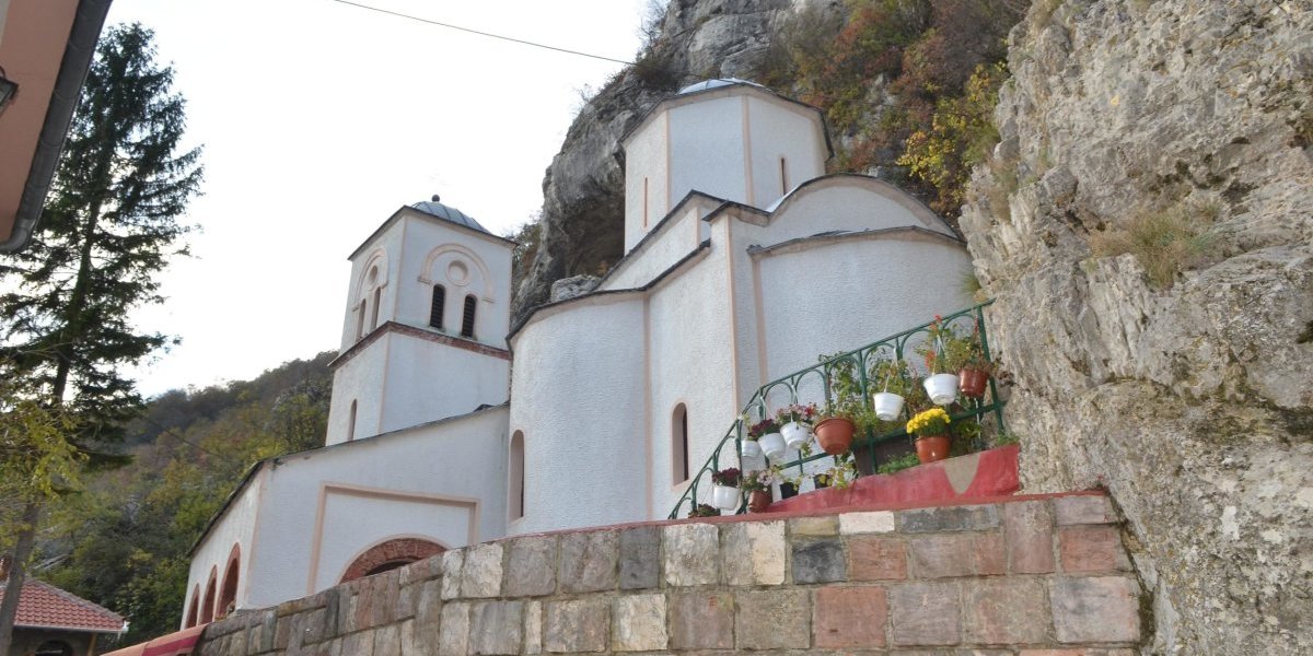 Čudo u manastiru Gornjak! Potekla čudotvorna voda uoči Đurđevdana! (VIDEO)