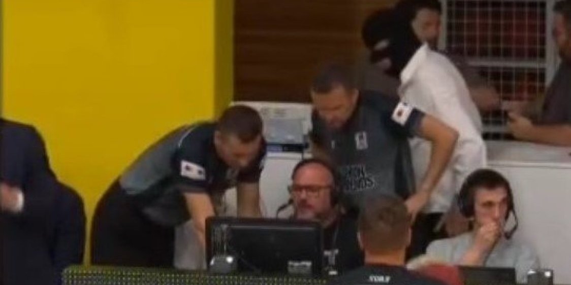 Nesvakidašnje! Navijač sa fantomkom upao među sudije usred meča ABA lige (FOTO/VIDEO)