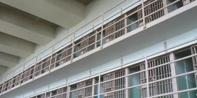 Đorđe Radomirović, osuđeni ubica, juče oko 15.45 časova je pobegao iz zatvorskog centra u Severnoj Mitrovici, a odmah nakon prijave incidenta, policija je pokrenula opsežnu potragu.