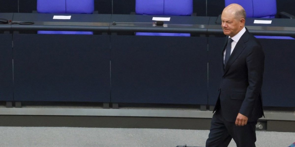 Neverovatan snimak Šolca iz Bundestaga! Je li ovo zaista njegova reakcija na Mercov debakl?! (VIDEO)