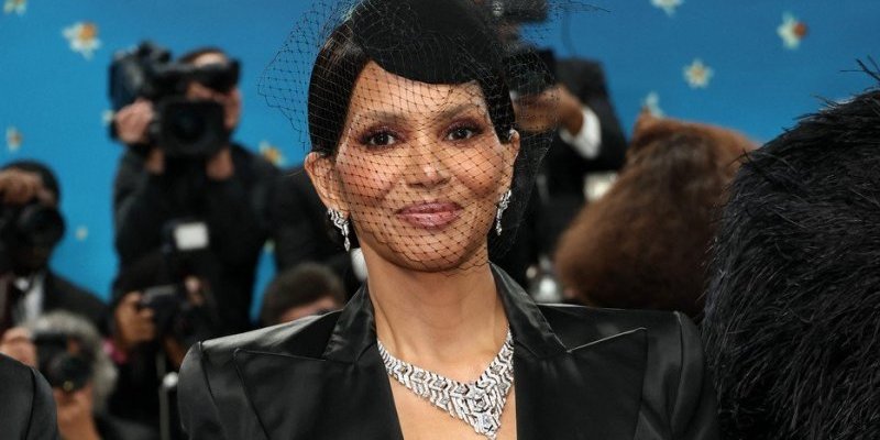 Hale Beli pokazala intimnu regiju bez gaća! Najvulgarnije izdanje na Met Gali pokrenulo lavinu kritika (FOTO)