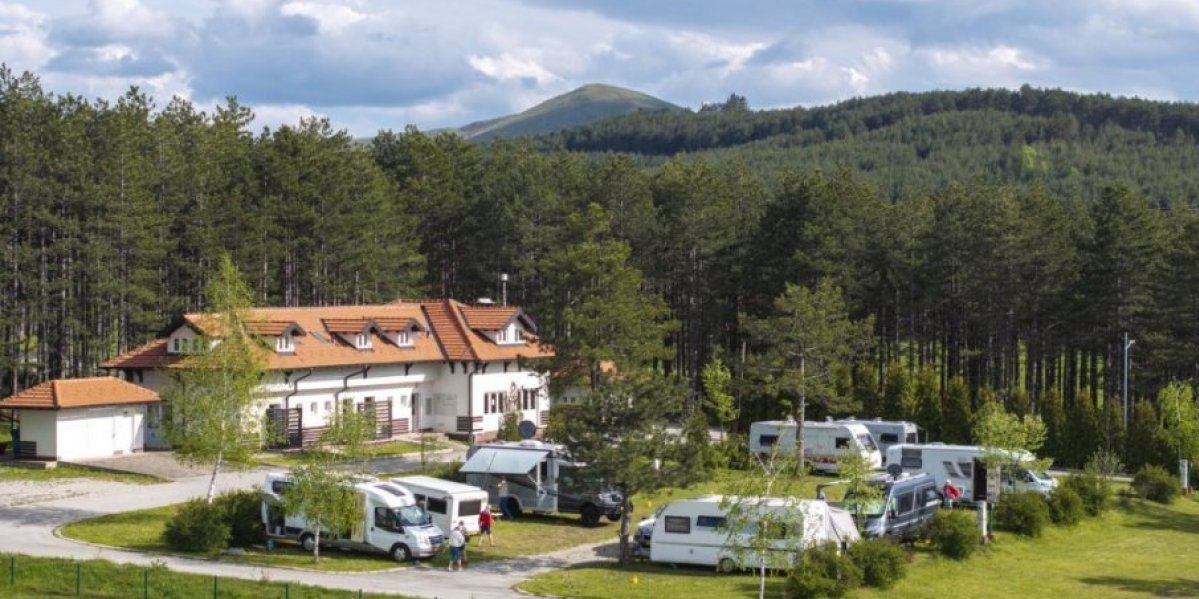 S kućom na točkovima prevalili 2.000 kilometara! Sad odmaraju na Zlatiboru