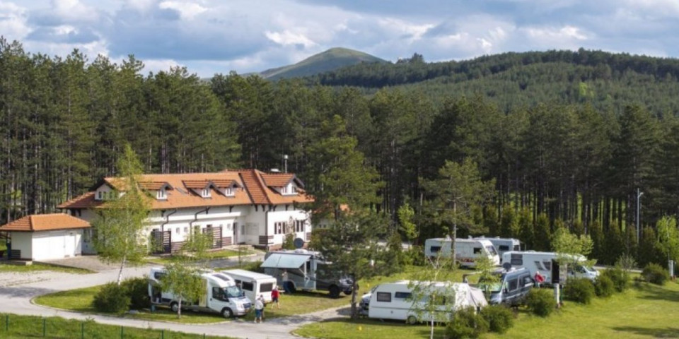 S kućom na točkovima prevalili 2.000 kilometara! Sad odmaraju na Zlatiboru