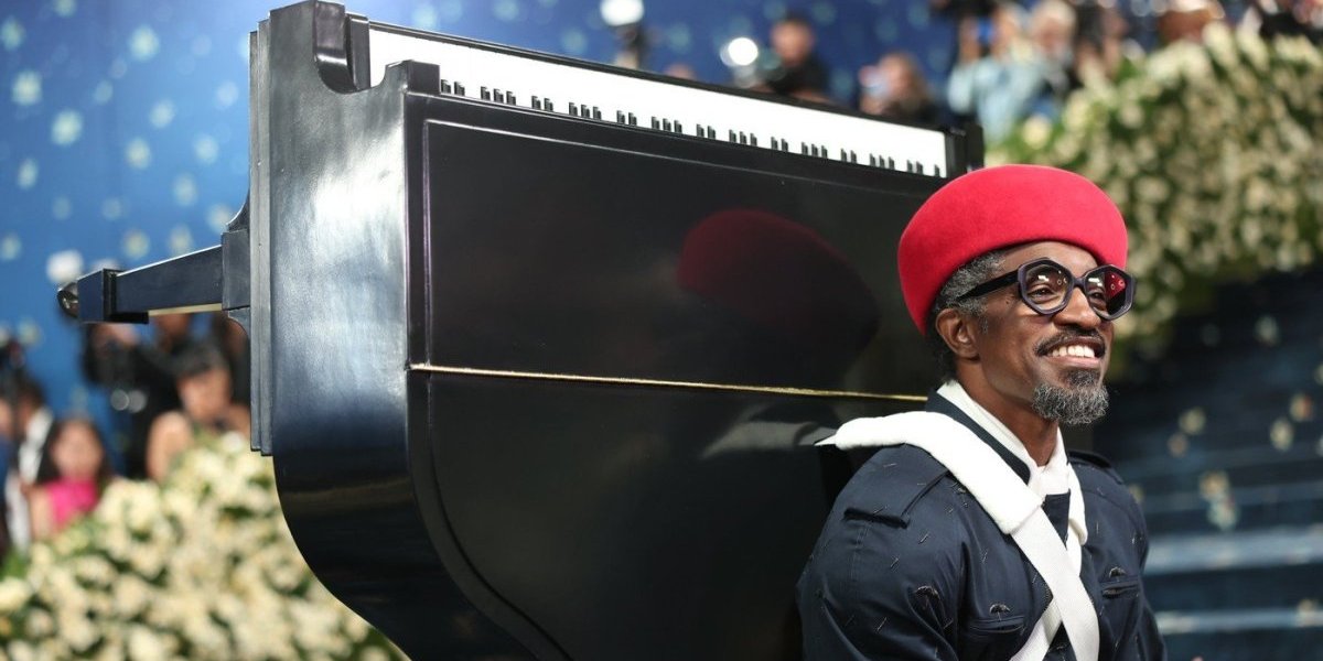 Ovo je najčudniji stajling sa Met Gale! Pojavio se sa klavirom na leđima (FOTO )