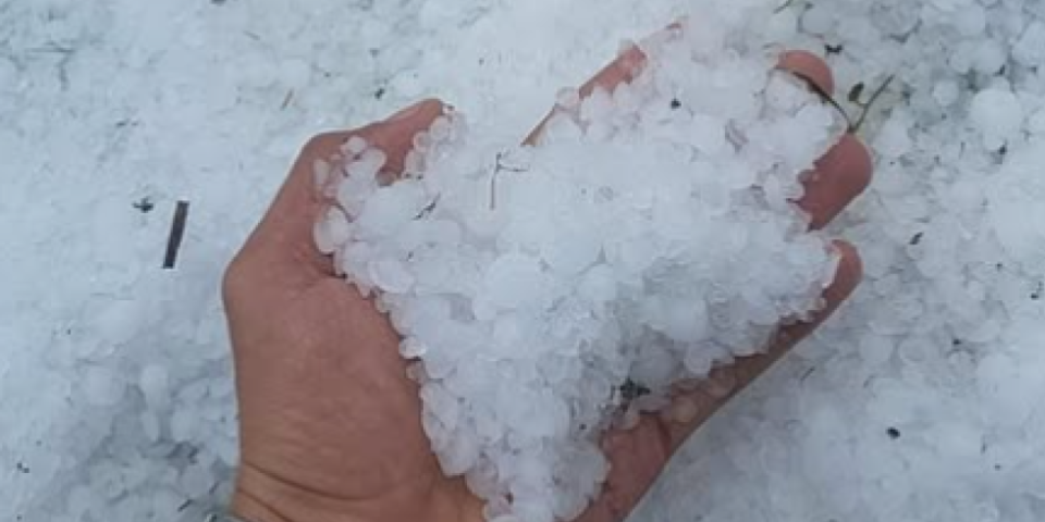 Ubi grad! Nevreme u Mačvi, a gradonosni oblaci došli do Obrenovca (VIDEO)