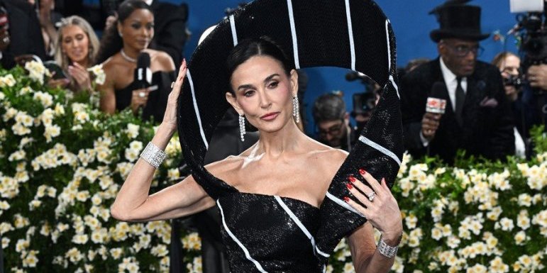 Demi Mur u spektakularnoj haljini na crvenom tepihu! Kraljica stila u kreaciji do 1.4 miliona perli kakva nije viđena (FOTO)