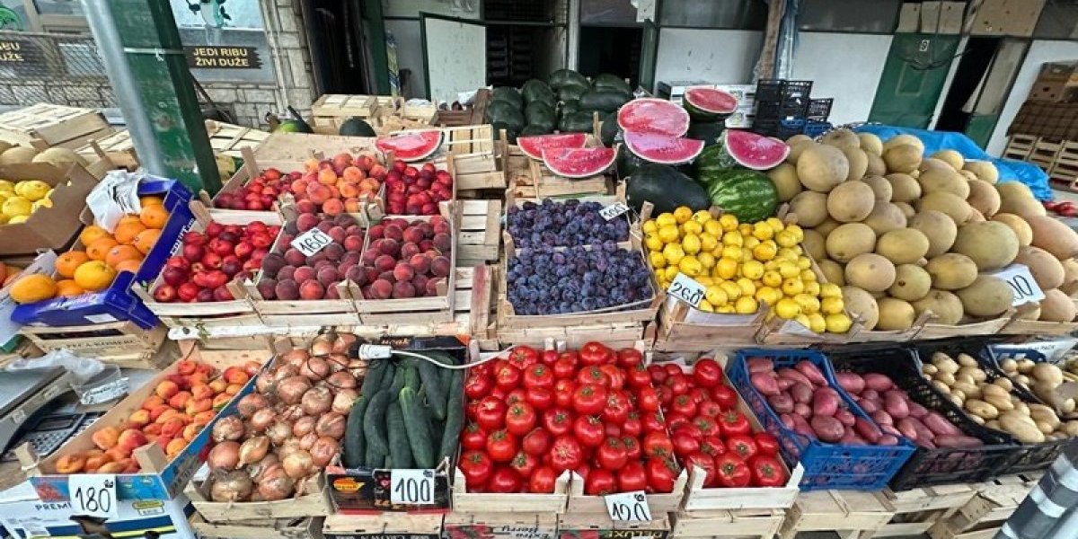 Rat na pijaci u Šapcu: Njegovi krastavci joj zagorčali život, a evo šta je posredi