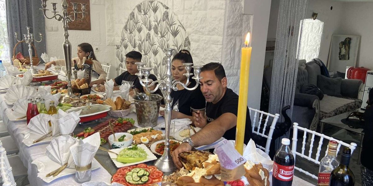 Na stolu čega nema - pored jagnjeta i kolača svežanj deviza, a tek na sveći! Ovako se slavi Đurđevdan! (VIDEO)