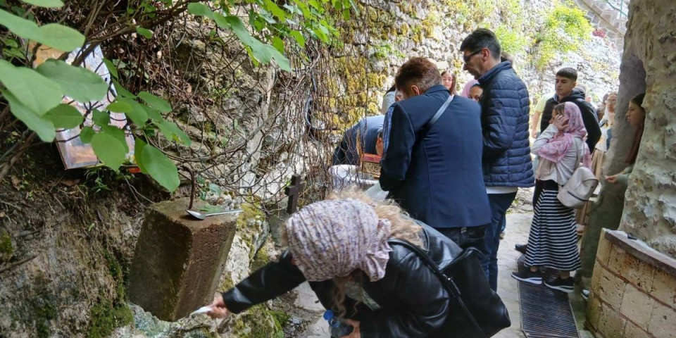 Veruju u moć svete vode! Stotine vernika pred čudotvornim Đurđevdanskim izvorom!