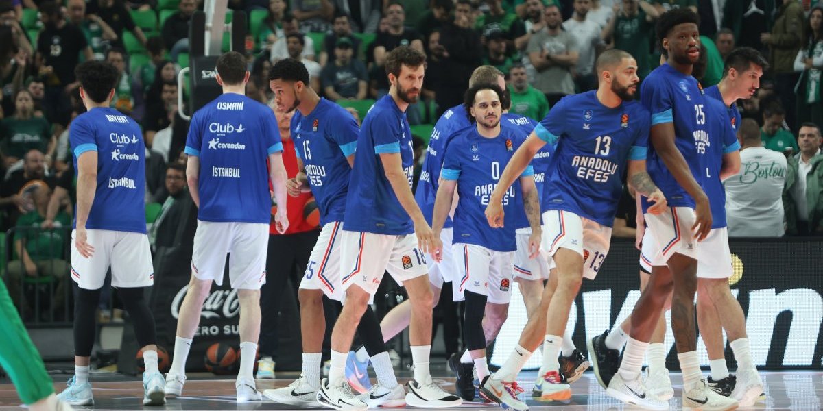 Košarkaši Efesa oka nisu sklopili! Navijači Panatinaikosa priredili paklen doček Turcima