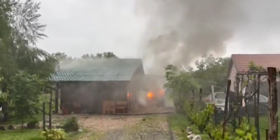 Izbio požar u Loznici! Gori kombi, vatrogasne ekipe na terenu! (VIDEO)