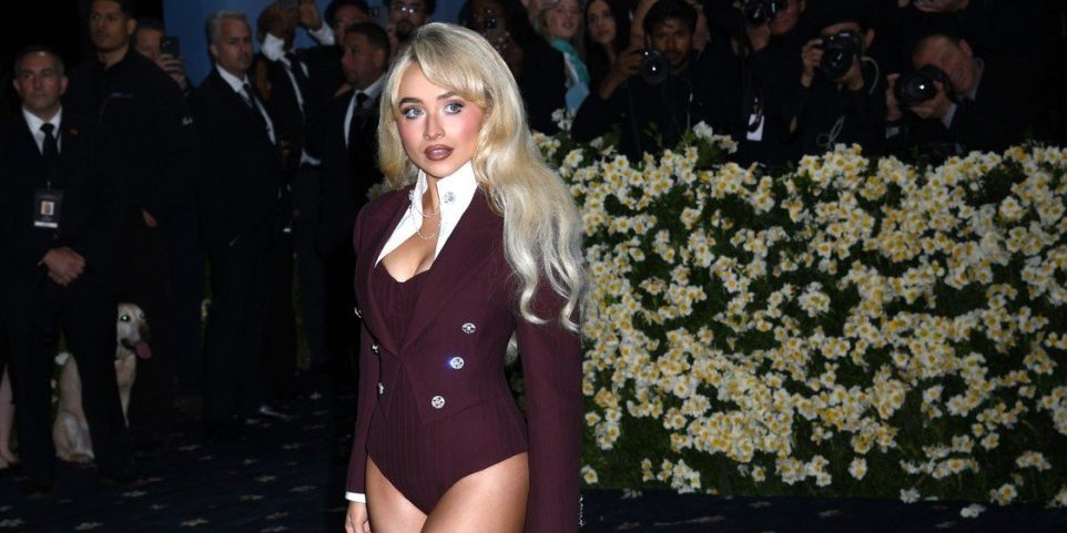 Prošetala crvenim tepihom u gaćama! Sabrina Karpenter šokirala stajlingom na Met Gali (FOTO)