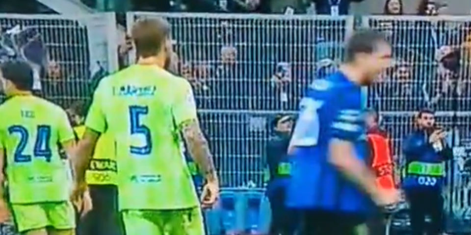 Kako ovo nije za crveni karton? Štoper Barse pljnuo Aćerbija, sudija nije reagovao! (VIDEO)