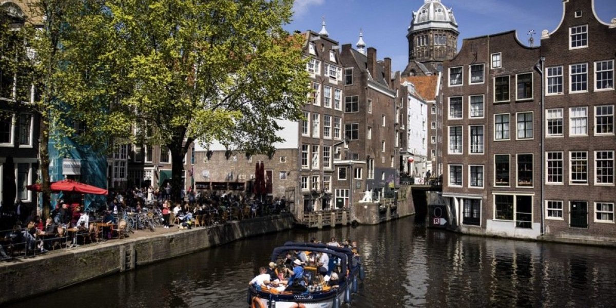 (VIDEO) Ovo vam je ta Evropa! Uriniraju turistima po glavama, šok scene obišle svet!