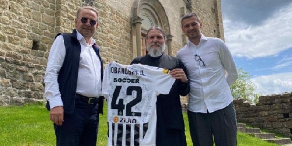 Čelnici Partizana posetili manastir Đurđevi stupovi i uručili dres za humanitarnu akciju