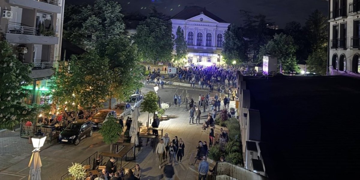 Na trgu sa đacima, ali đaka nema! Kod gimnazije 500 ljudi, a kod Skupštine grada slavilo 10.000 Kragujevčana!