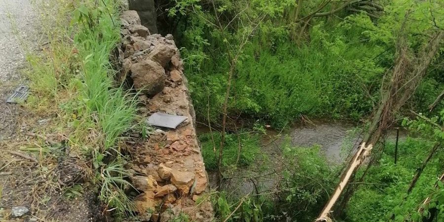 OPREZ! KIša odnela deo mosta