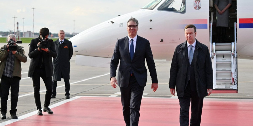 Ekskluzivni snimci iz Moskve! Pogledajte kako je predsednik Vučić dočekan na aerodromu, ruski mediji uživo prenosili njegov dolazak! (VIDEO)