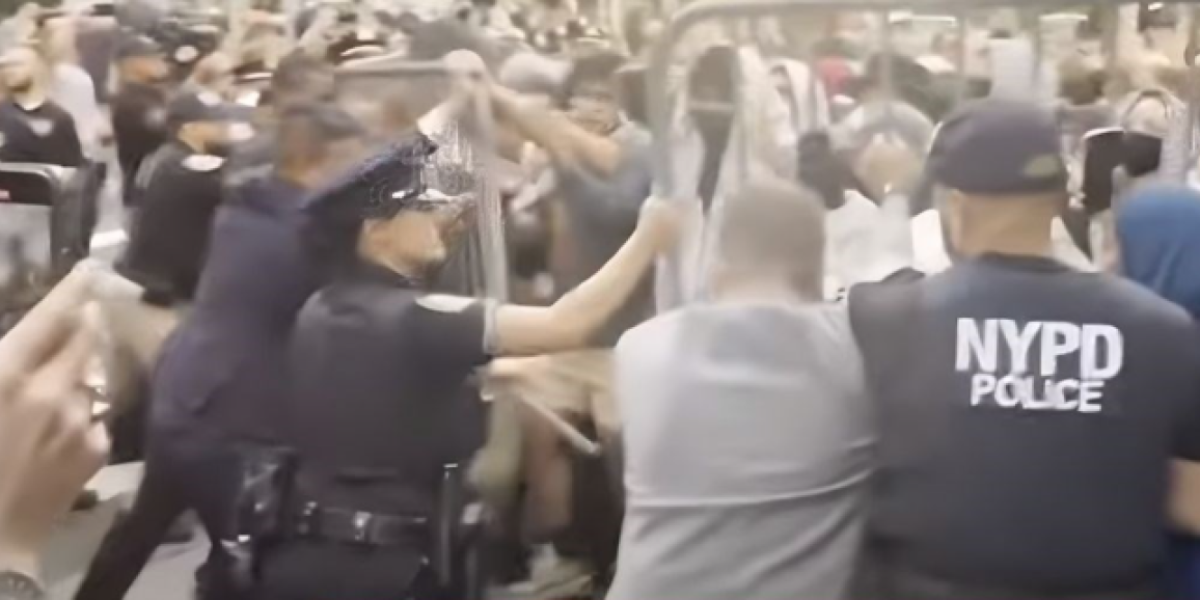 (VIDEO) Njujorška policija brutalno razbila studente! Divljaci okupirali fakultet, snage reda ih zaključale i sve pohapsile!