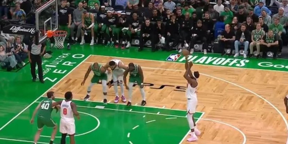 (VIDEO) Au, šta uradi?! Nikad viđeno slobodno bacanje! Publika se gušila od smeha, košarkaš se žestoko izblamirao