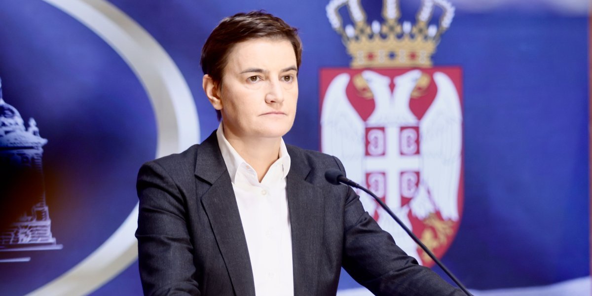 (FOTO) Blokadersko dno dna! Ana Brnabić obelodanila šok informacije: Hejteri trobojku koriste kao otirač