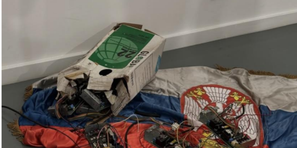 Blokaderima ništa nije sveto: Demoliraju SKC mesecima, a gaženje srpske zastave im je smešno (VIDEO)