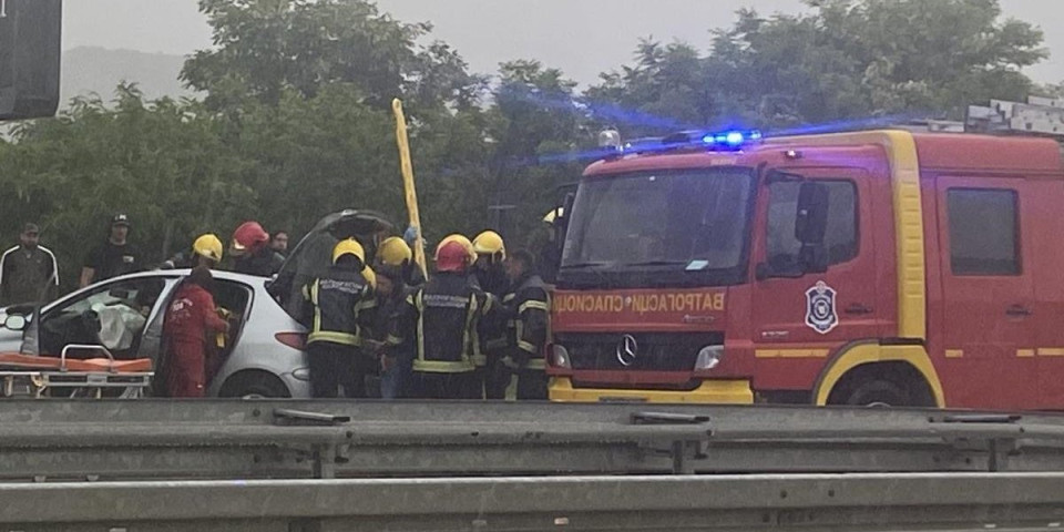 Teška saobraćajka kod Novog Sada: Vatrogasci seku vozila da dođu do povređenih