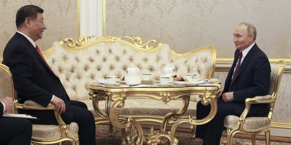 Putin i Si oči u oči! Svetski lideri započeli sastanak uoči Dana pobede uz ovo piće! (VIDEO/FOTO GALERIJA)