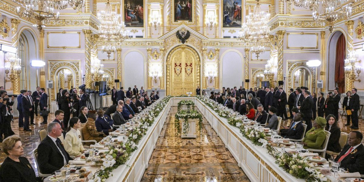 Putin i njegovi gosti slavili uz carski meni: Poteklo vino, politika i tradicija! (FOTO)