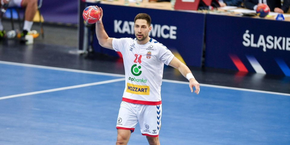 Bravo, majstore! Kukić sa zavijenom rukom iz bolnice navijao za Srbiju! (FOTO)