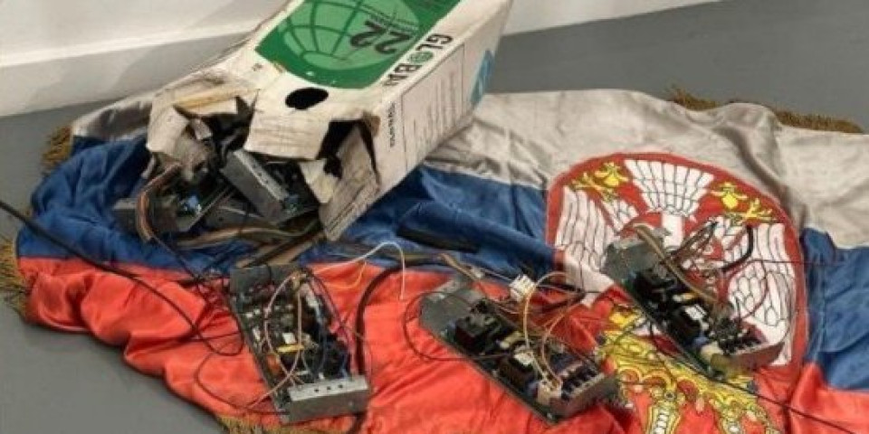 Gaze, pale, cepaju, povraćaju! Ovako se blokaderi i opozicija ophode prema zastavi Srbije! Simbol slobode i časti završava pod nogama mrzitelja naroda (FOTO)