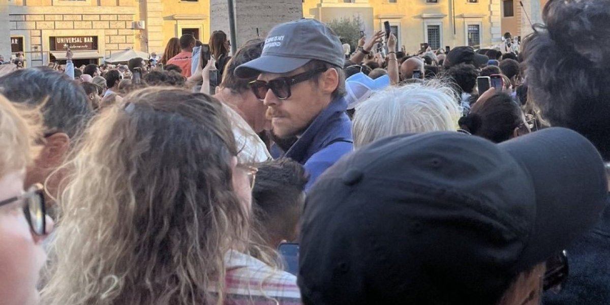 Poznati pevač uslikan na proglašenju novog Pape! Sa kačketom, naočarima za sunce, niko ga nije prepoznao (FOTO)